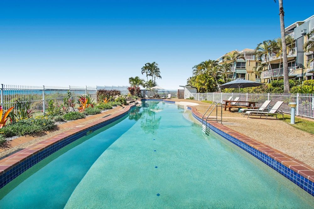 حوض السباحة