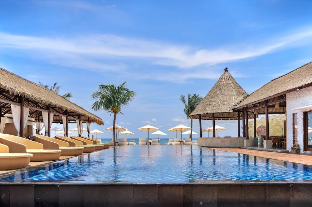 حوض السباحة