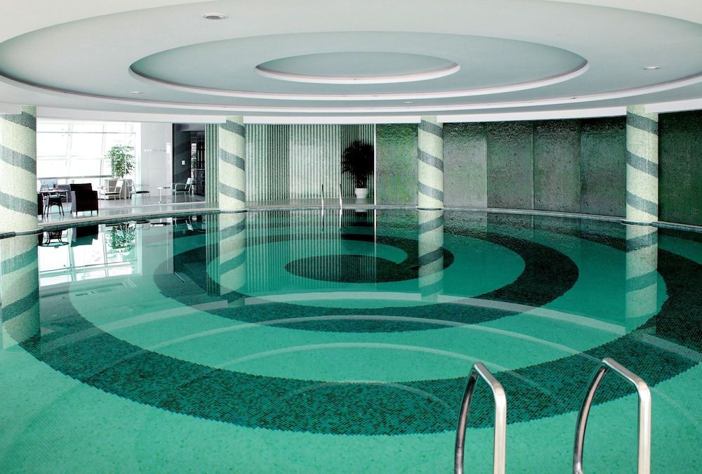 حوض السباحة