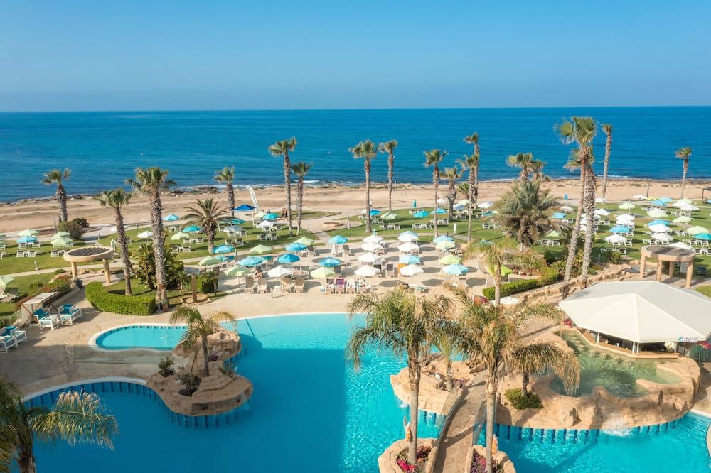 حوض السباحة