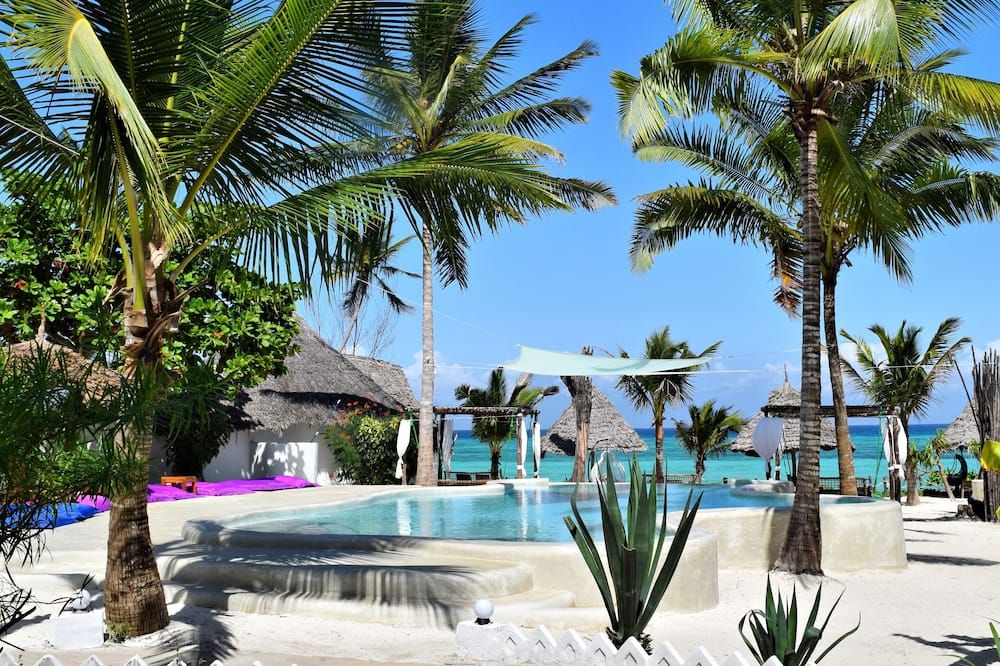 حوض السباحة