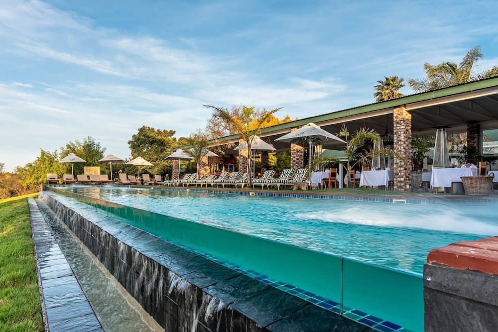 حوض السباحة