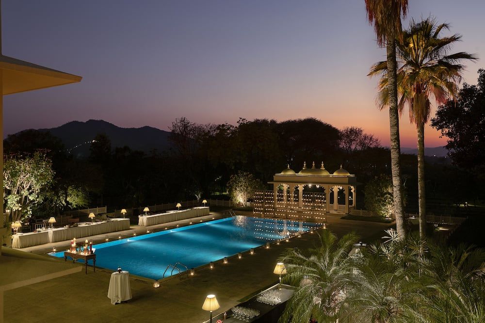 حوض السباحة