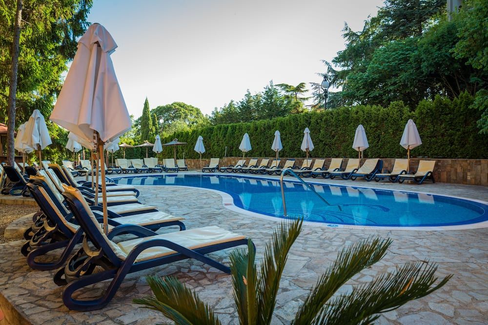 حوض السباحة