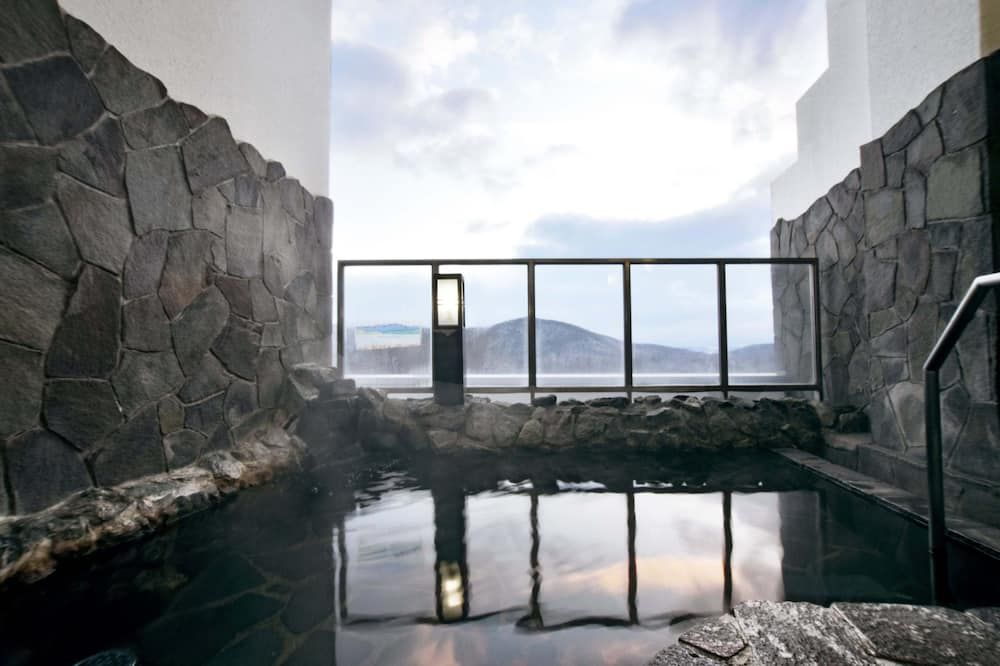 حوض السباحة