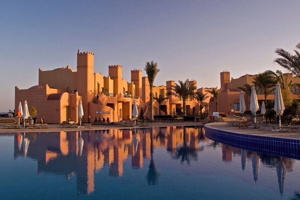 حوض السباحة