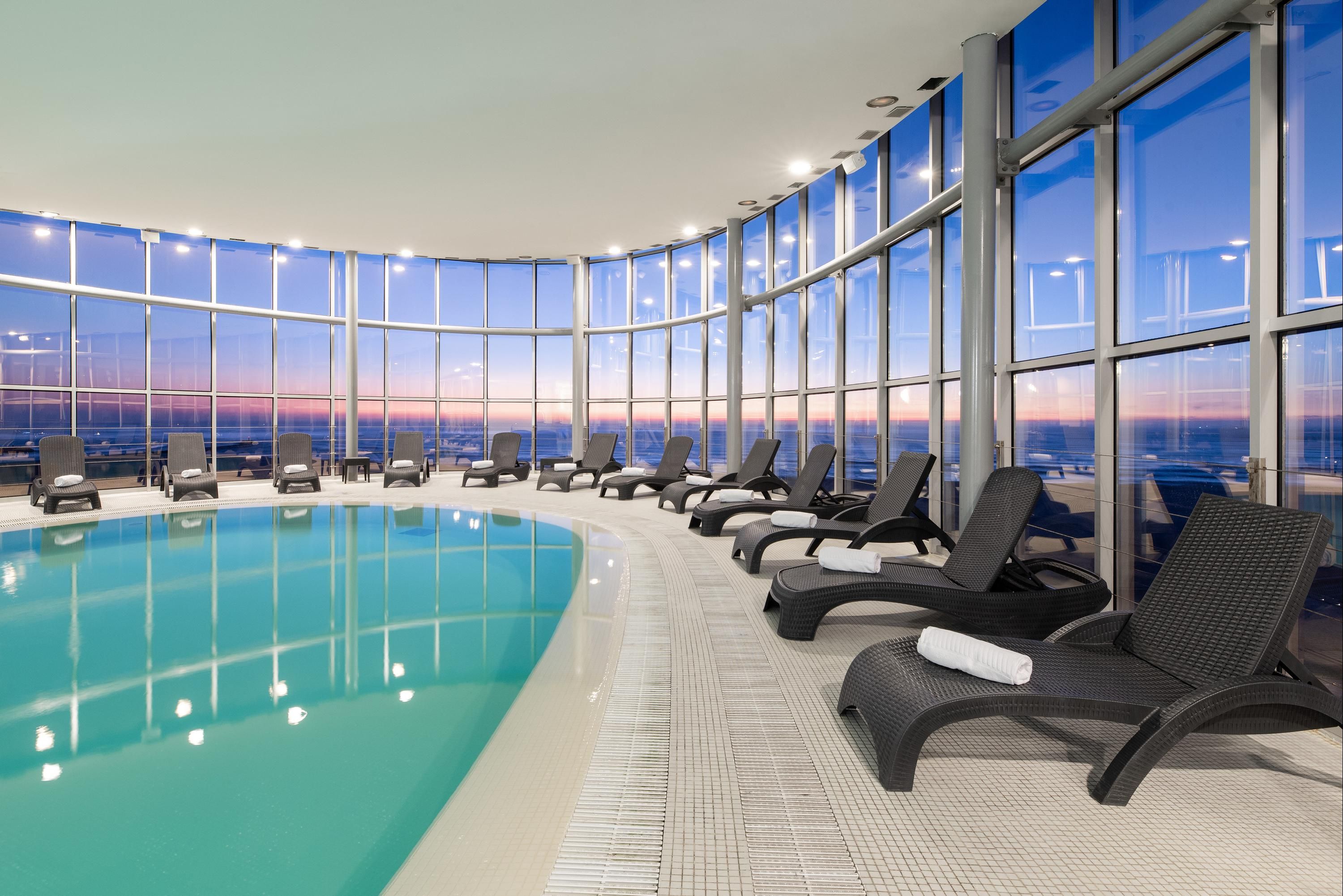حوض السباحة