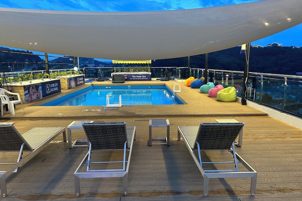 حوض السباحة