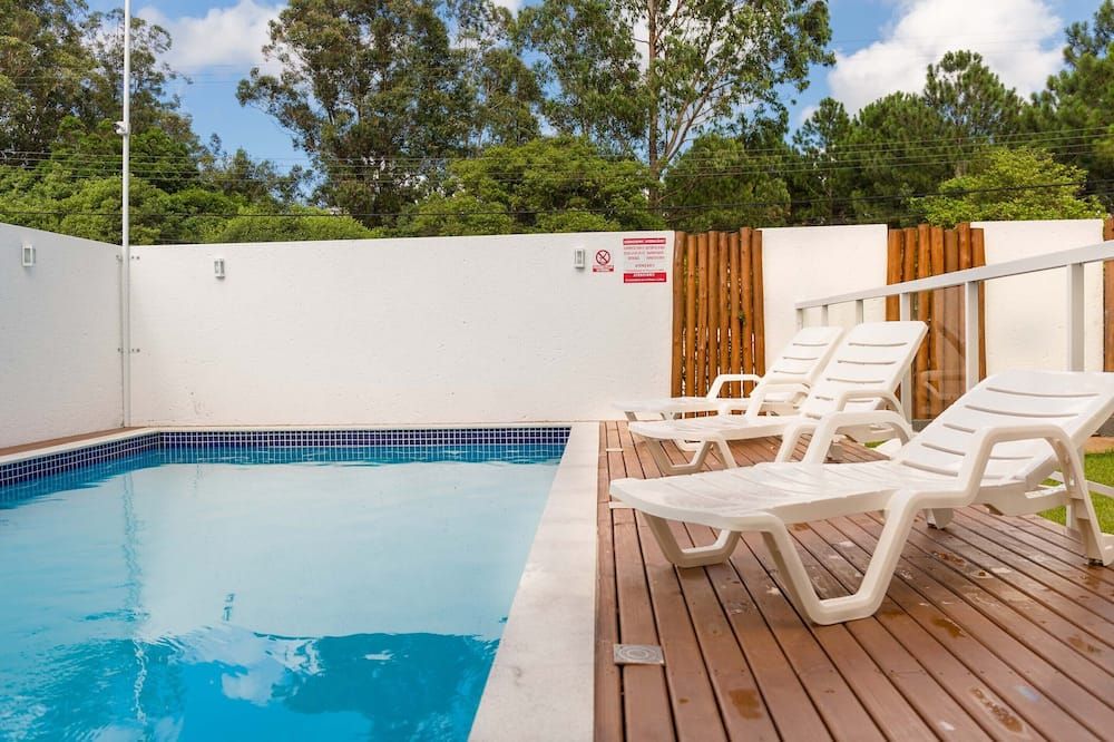 حوض السباحة