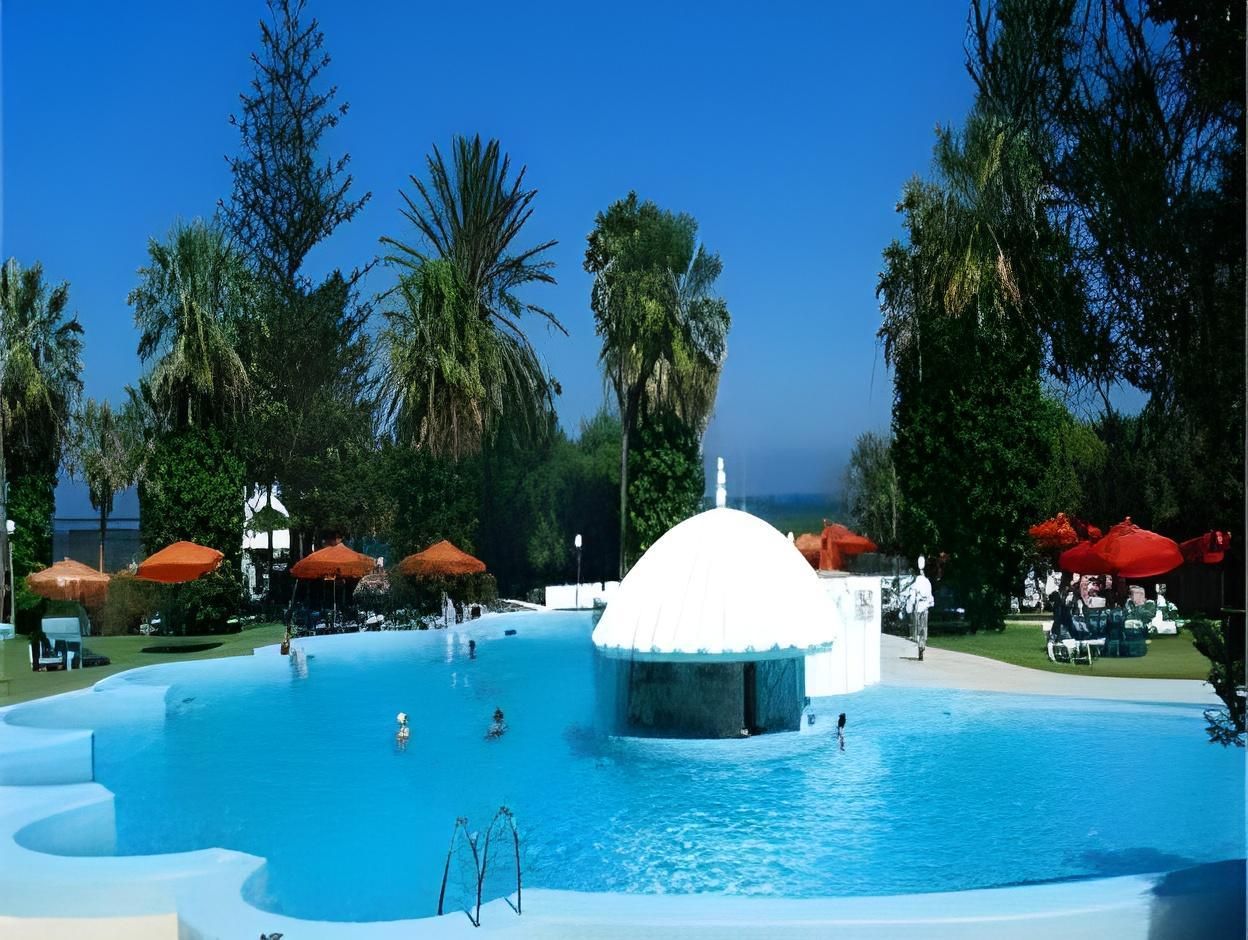 حوض السباحة