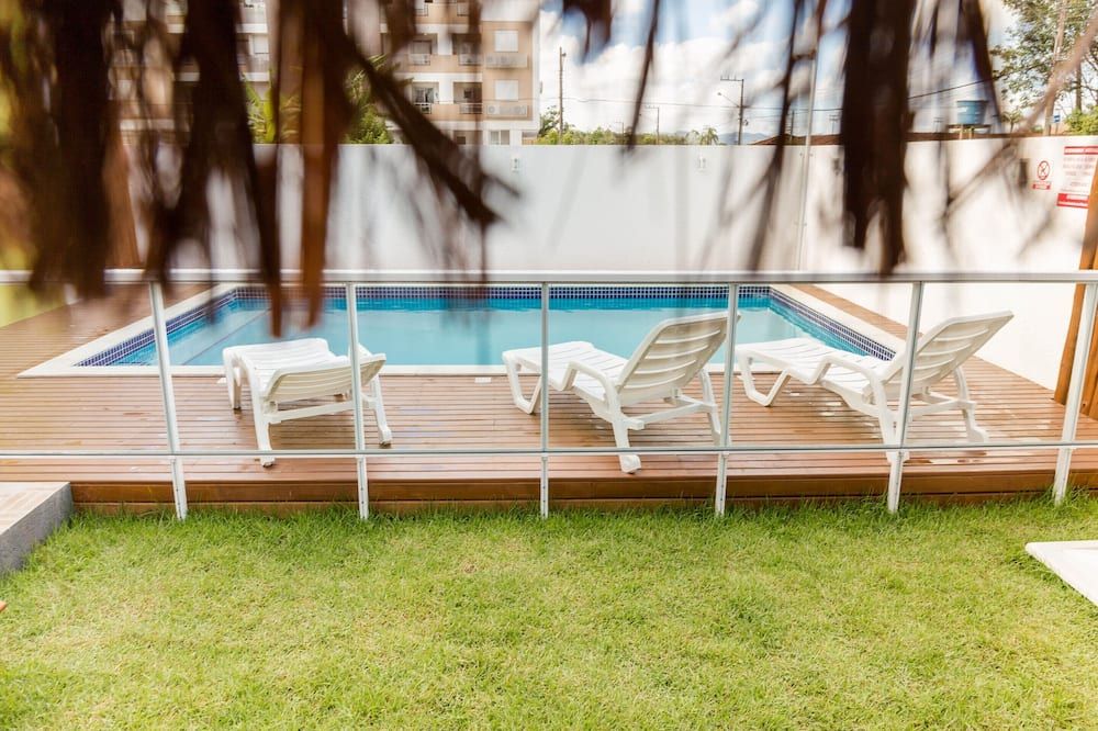 حوض السباحة