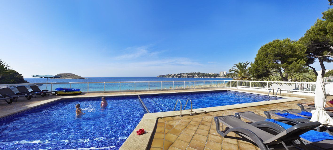 حوض السباحة