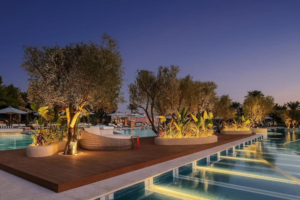 حوض السباحة