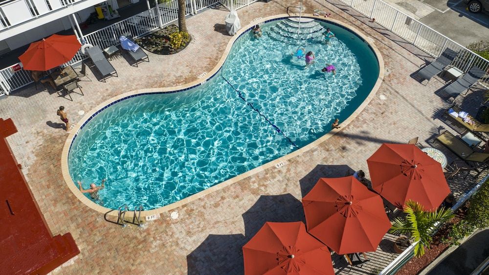 حوض السباحة