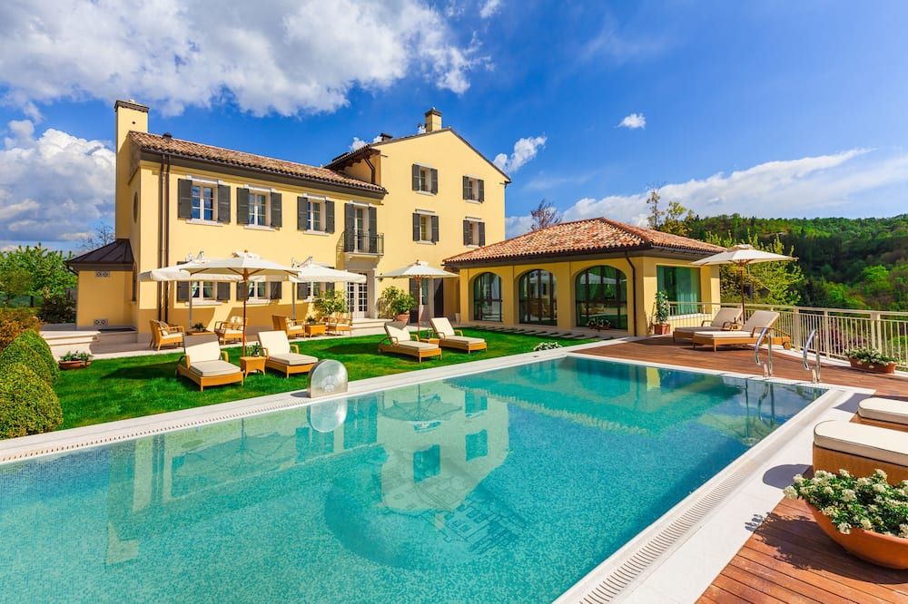 حوض السباحة