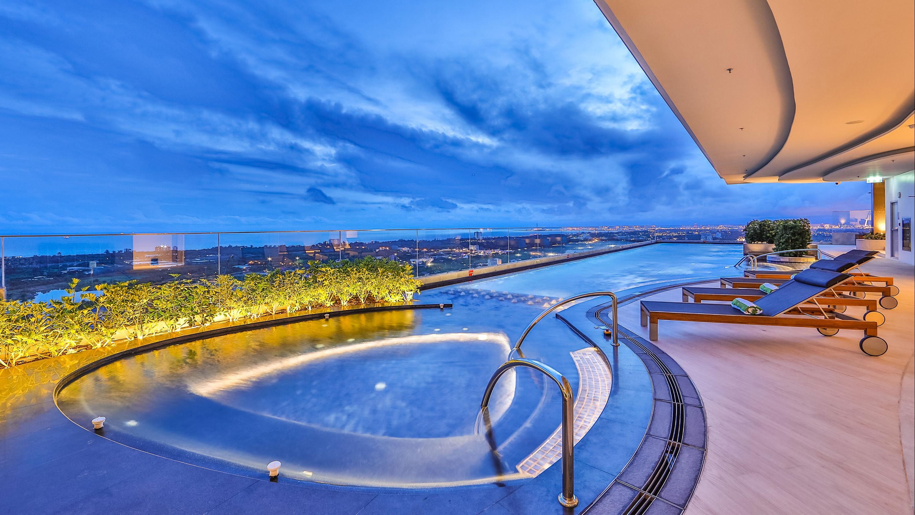 حوض السباحة