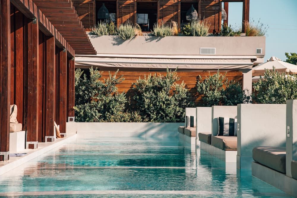 حوض السباحة