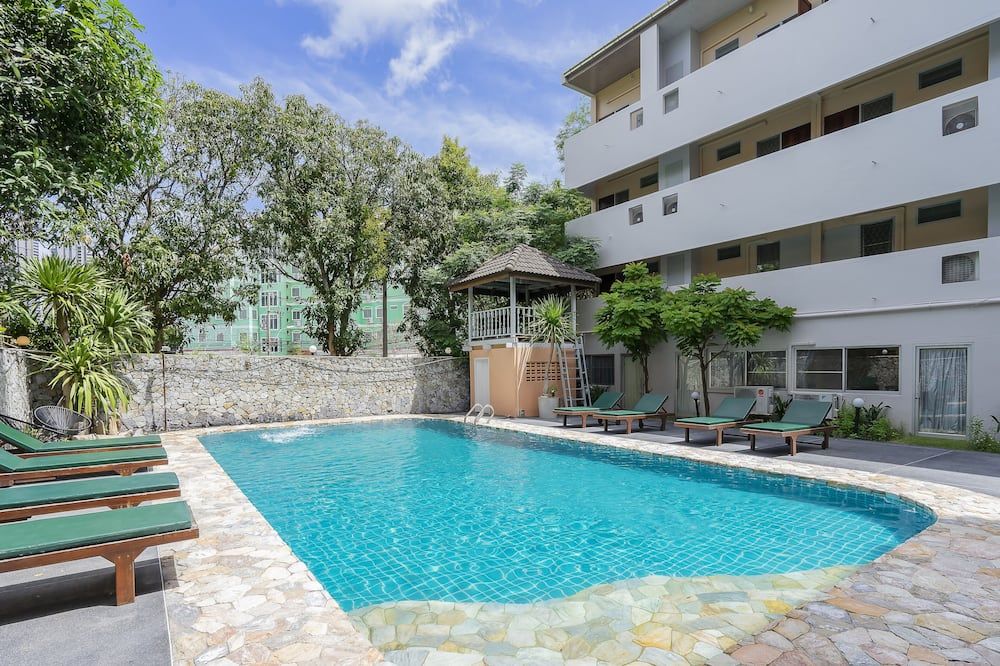 حوض السباحة