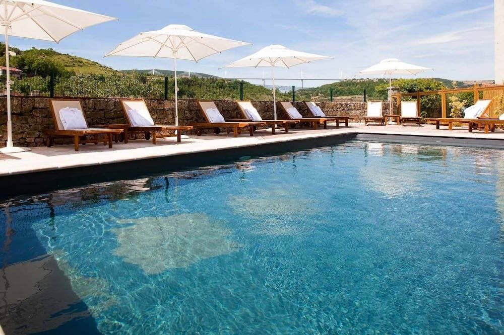 حوض السباحة