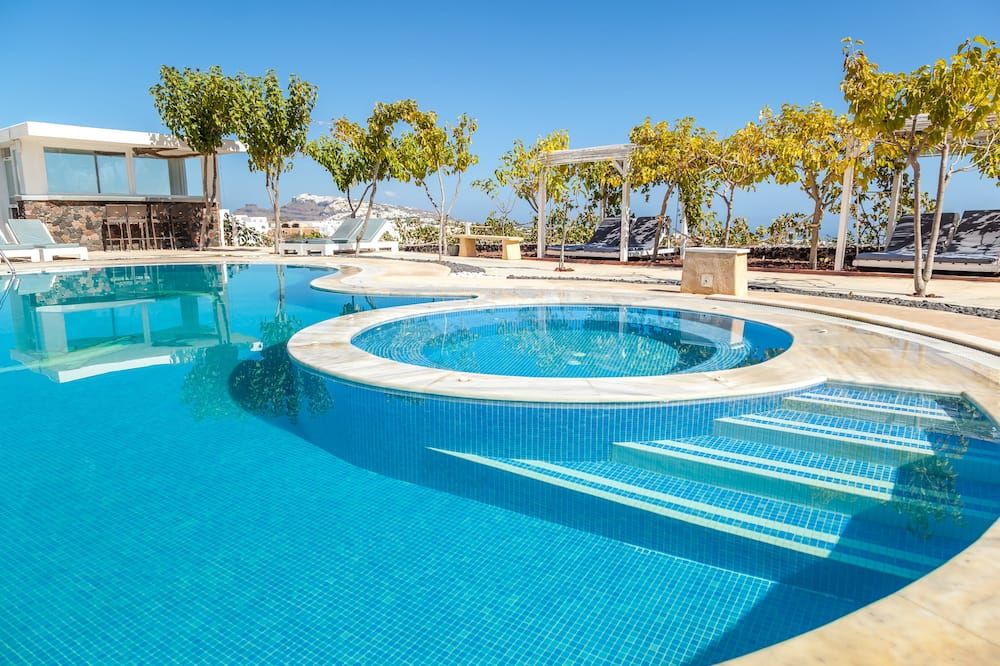 حوض السباحة