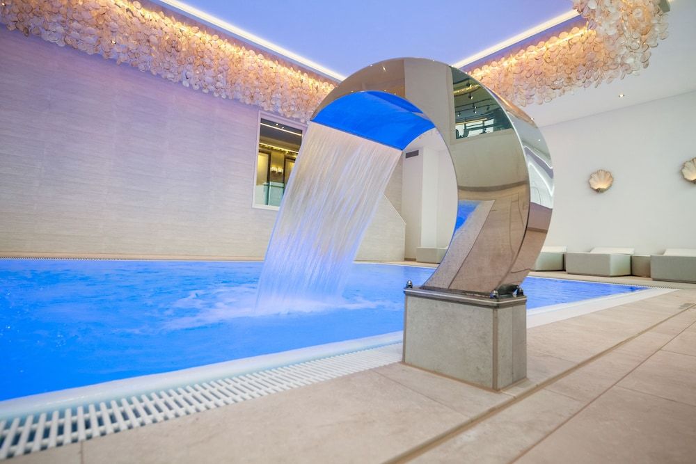 حوض السباحة