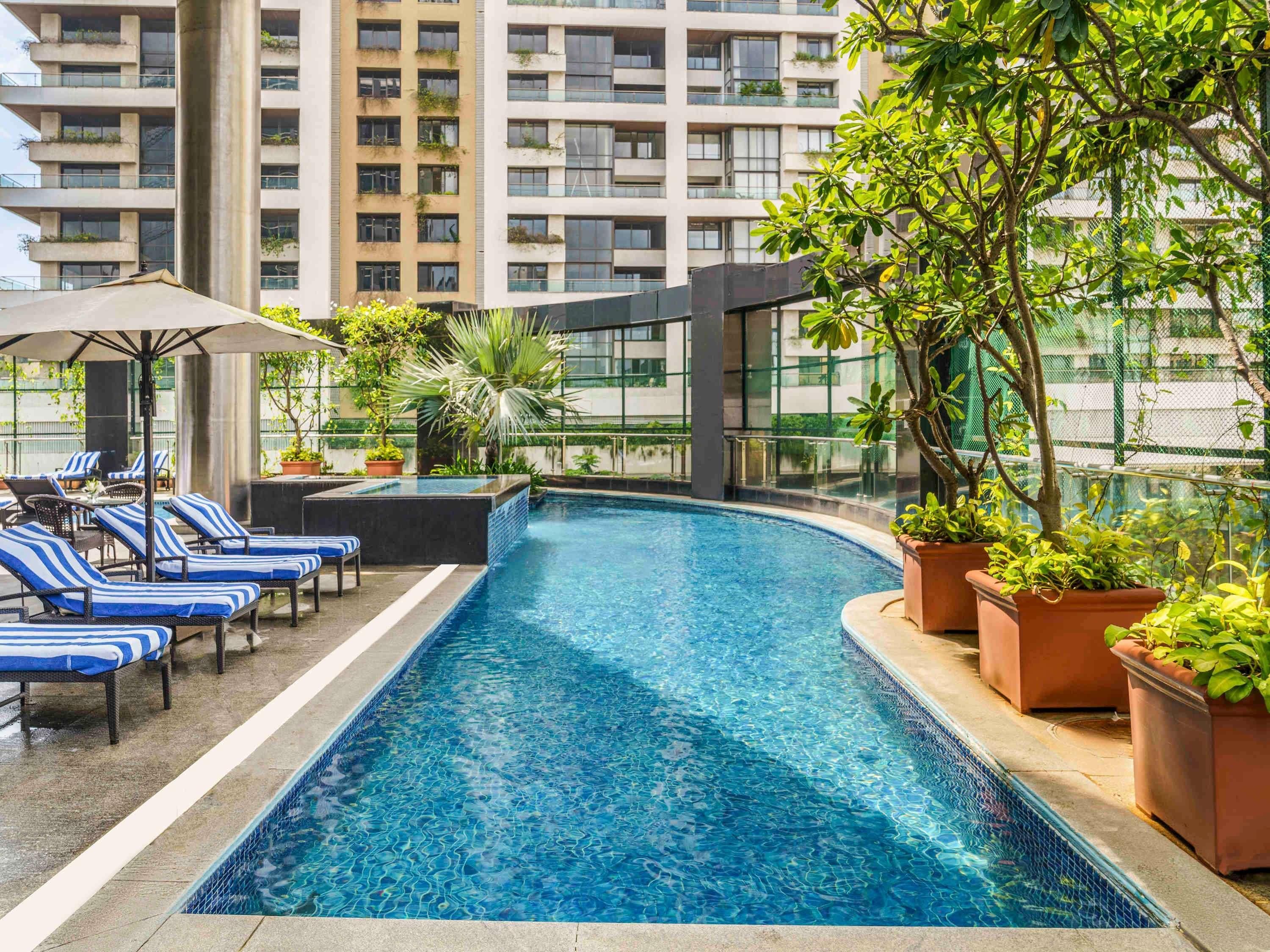 حوض السباحة