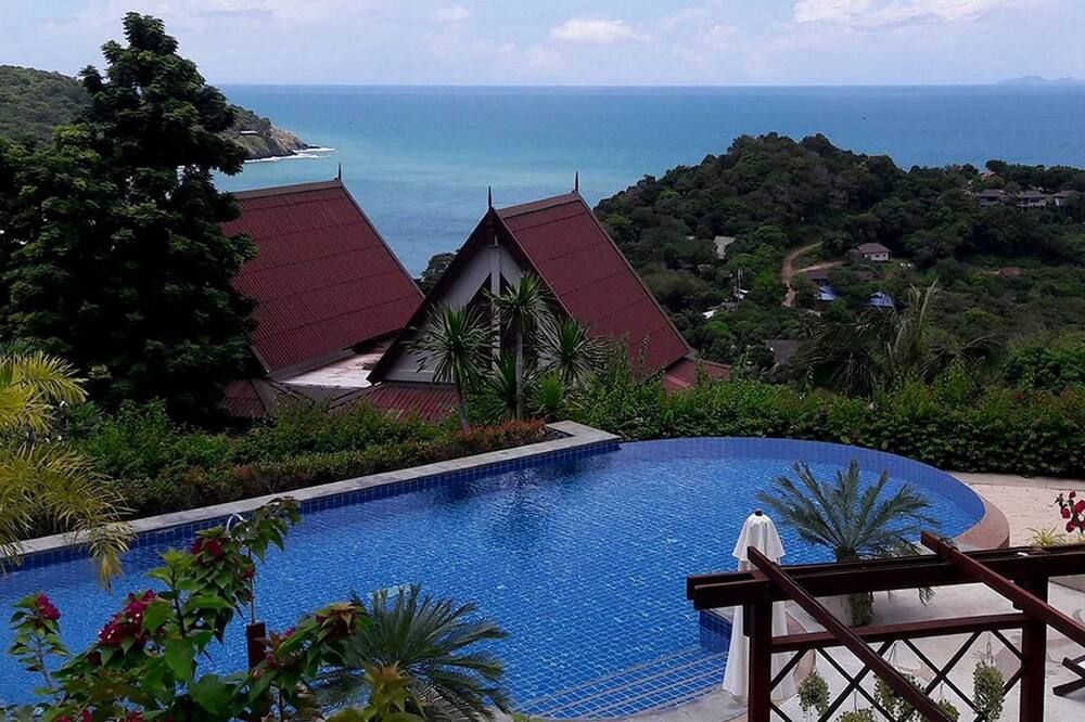 حوض السباحة