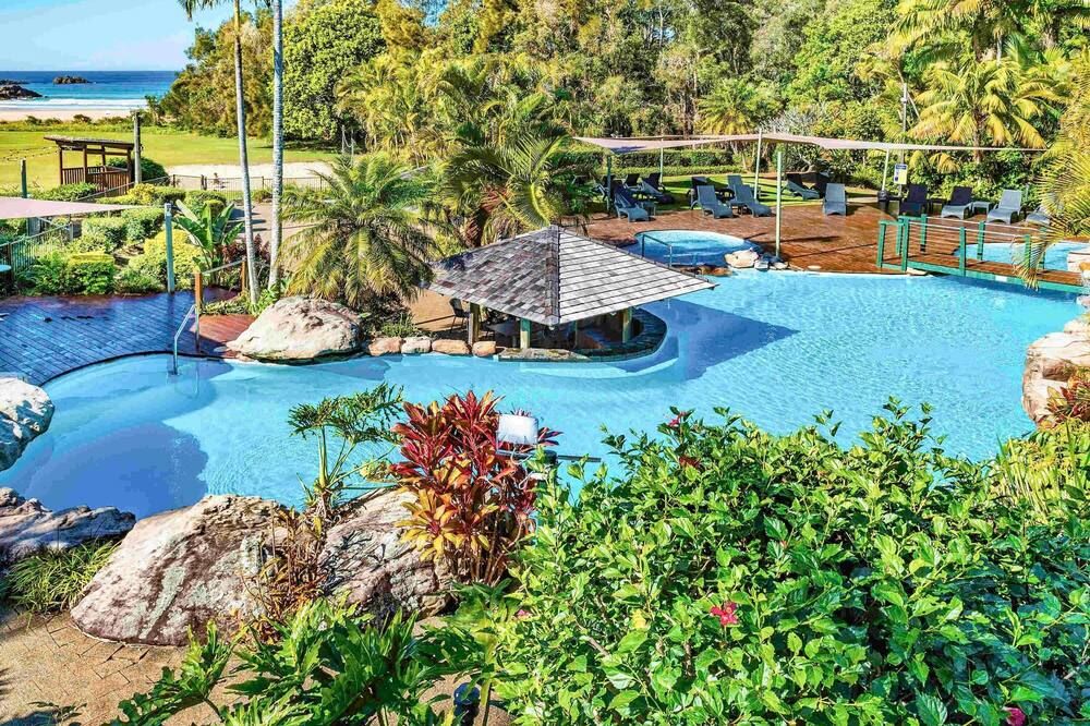 حوض السباحة