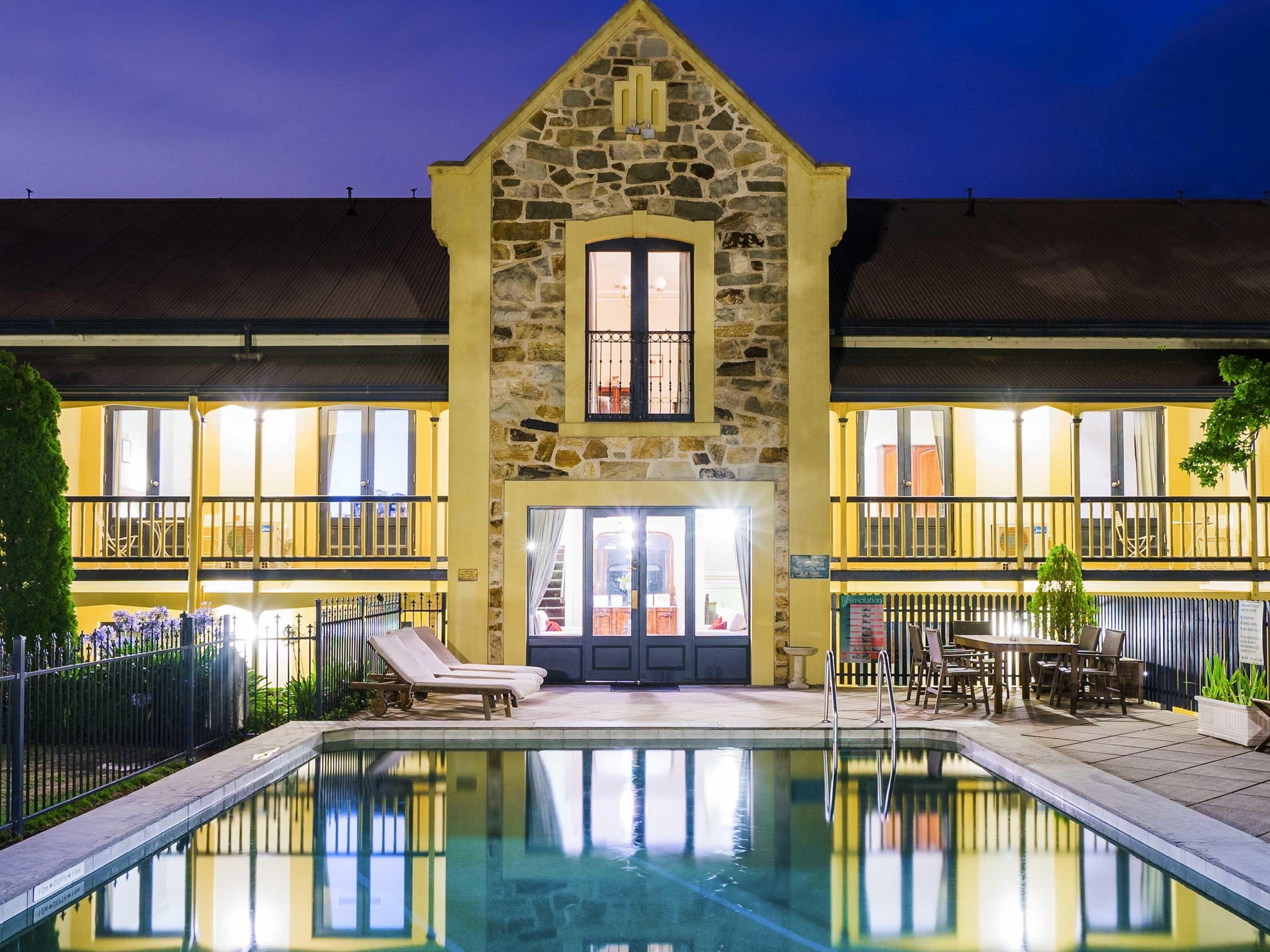 حوض السباحة