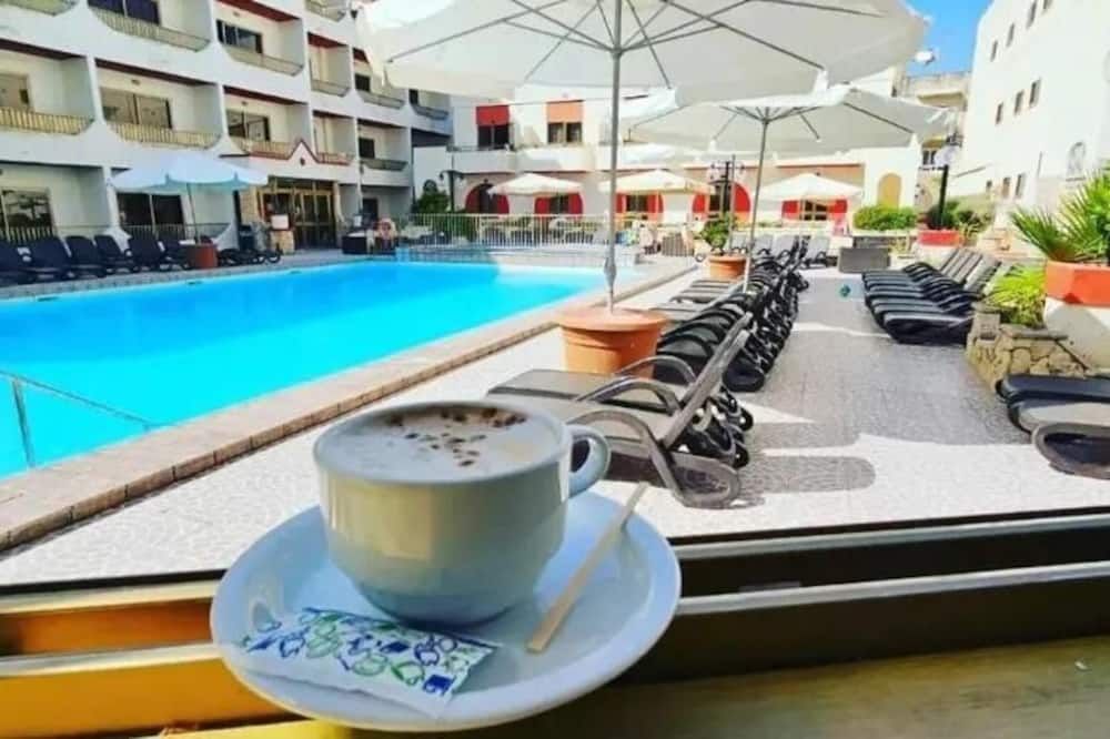 حوض السباحة