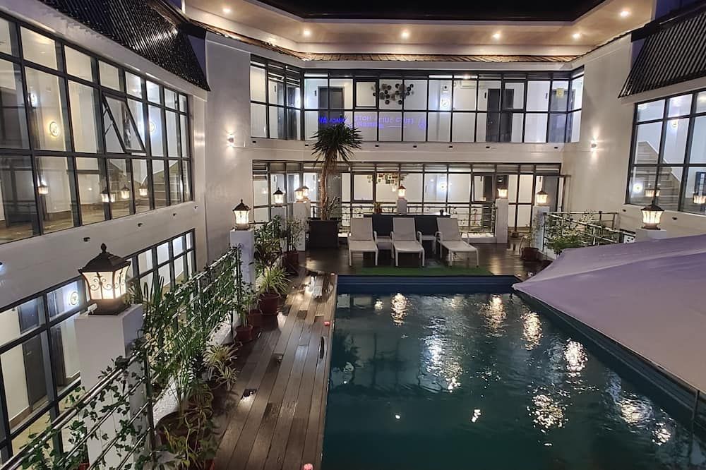 حوض السباحة