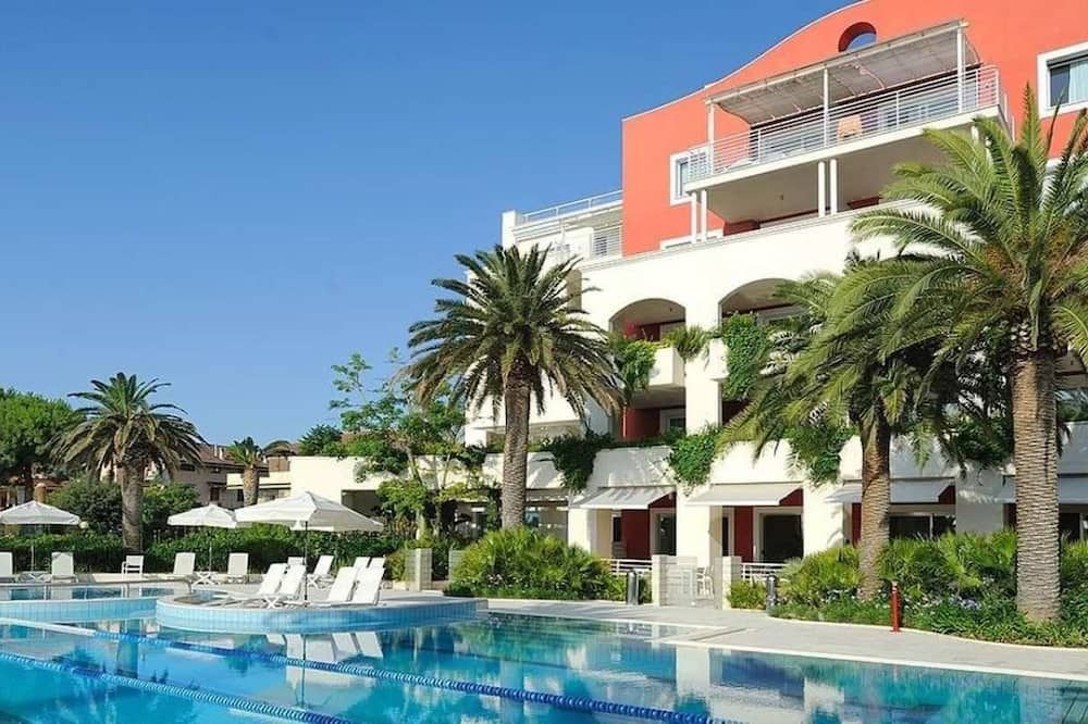 حوض السباحة