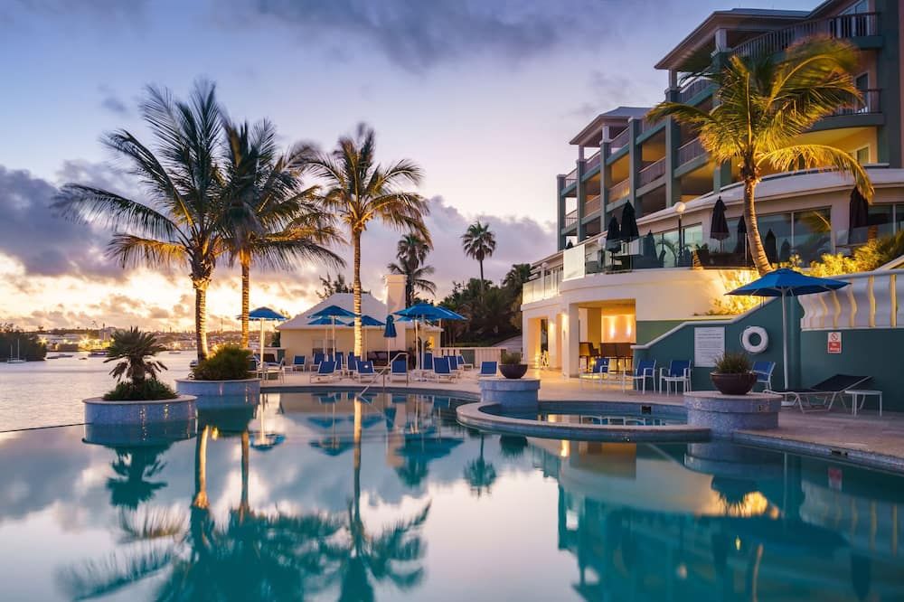 حوض السباحة