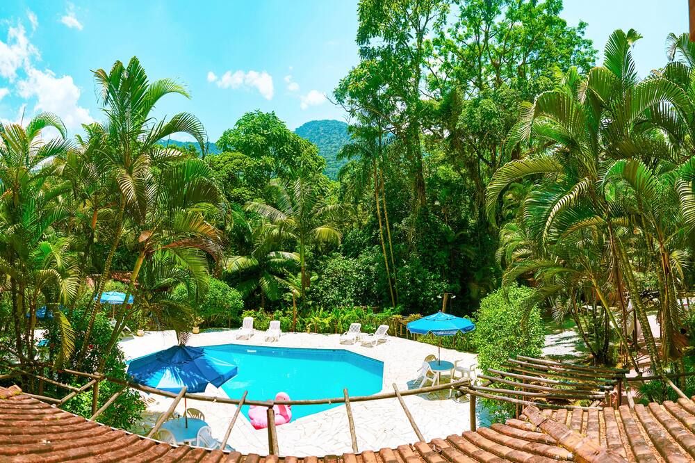 حوض السباحة