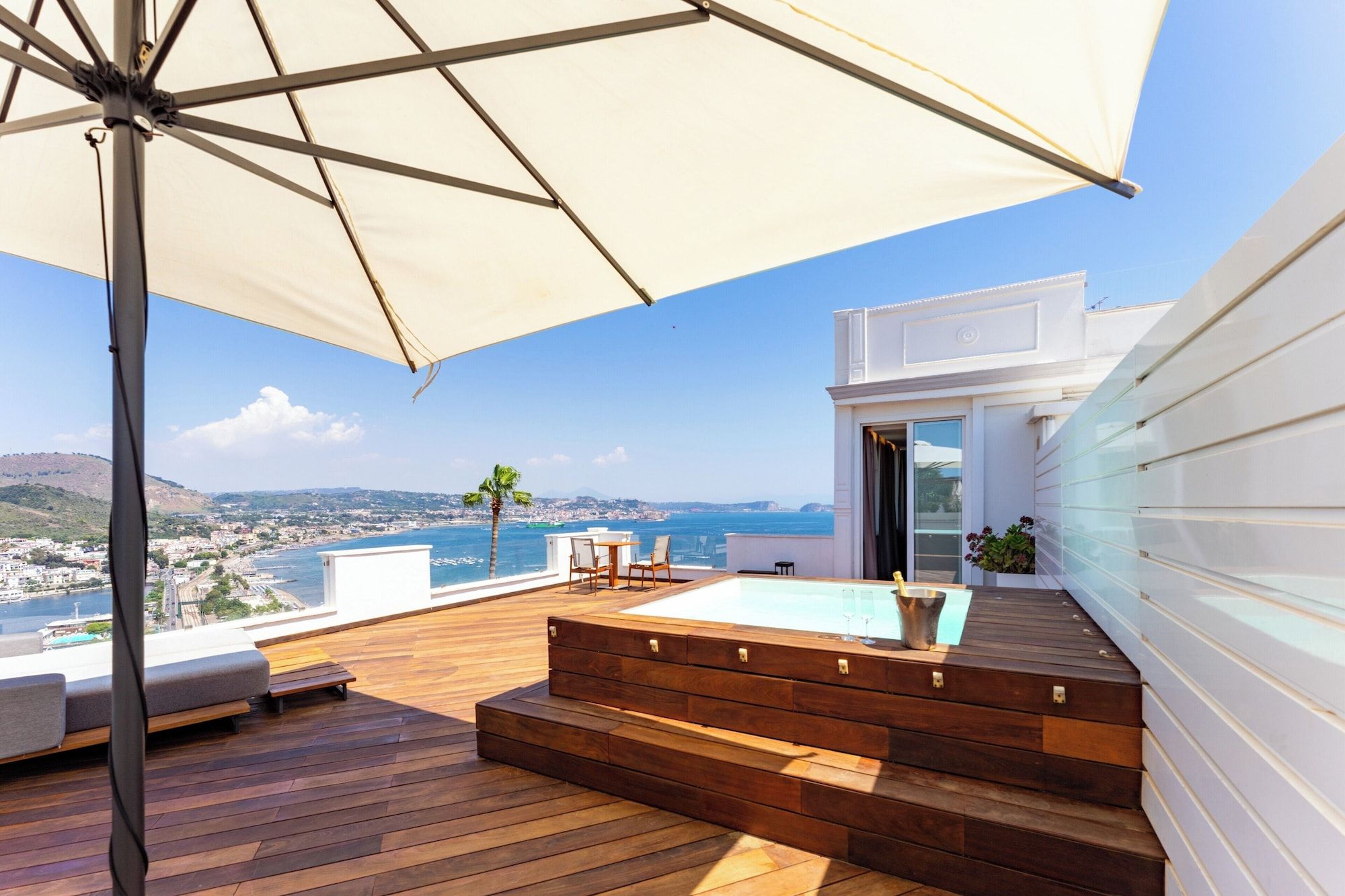 حوض السباحة