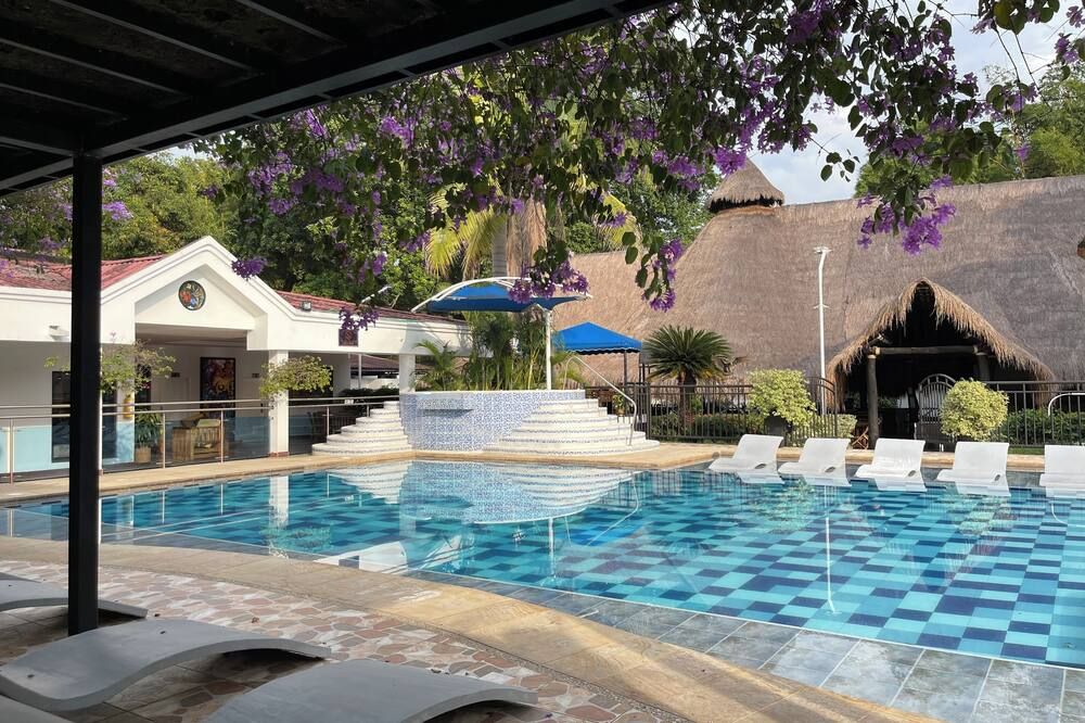 حوض السباحة