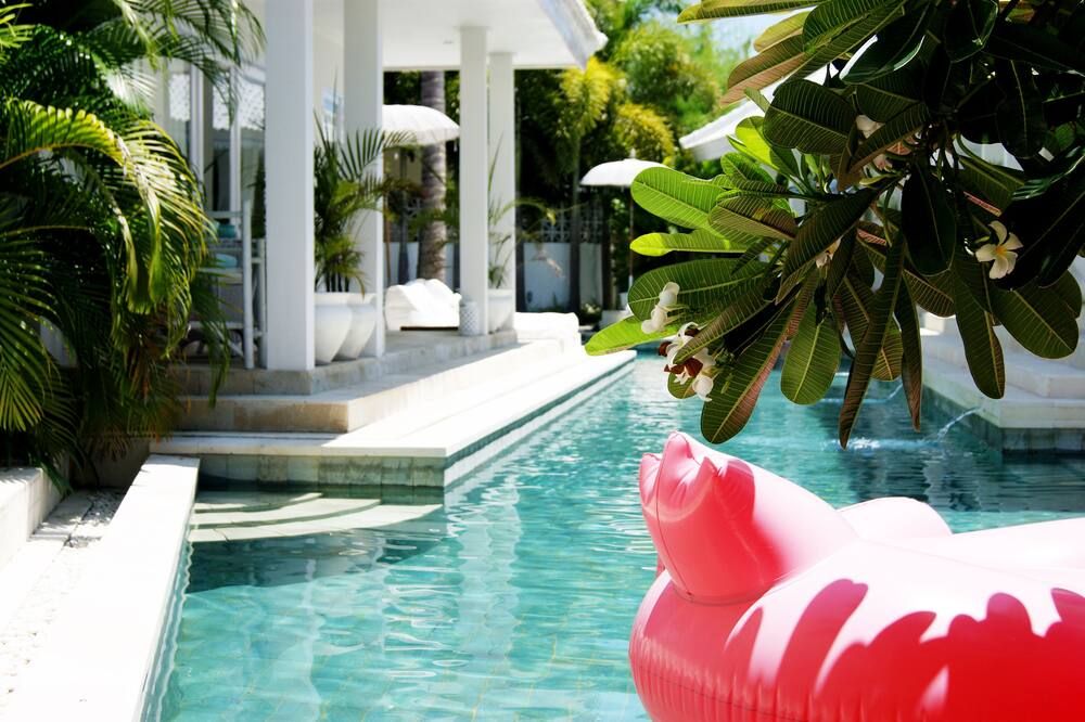 حوض السباحة