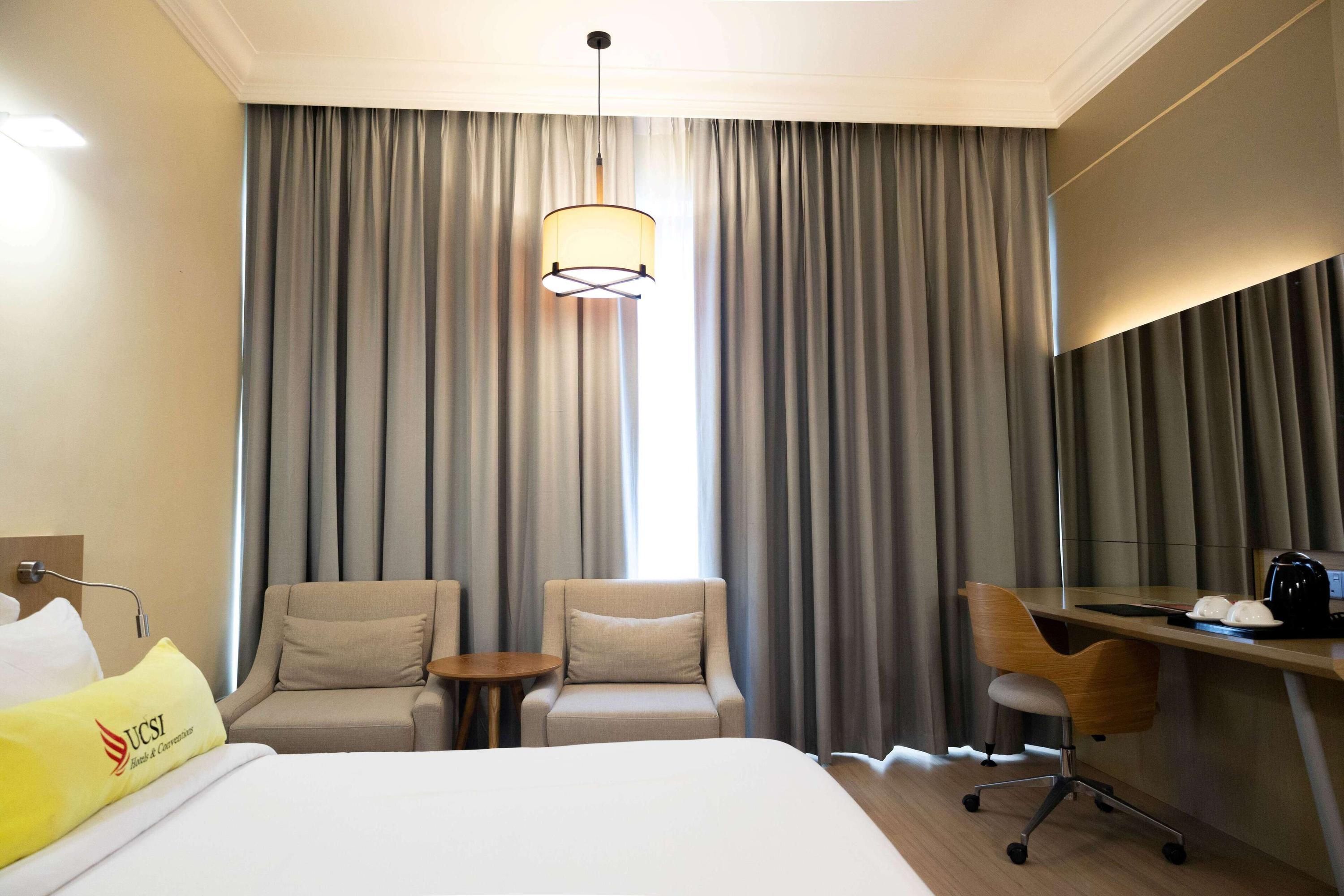 حوض السباحة