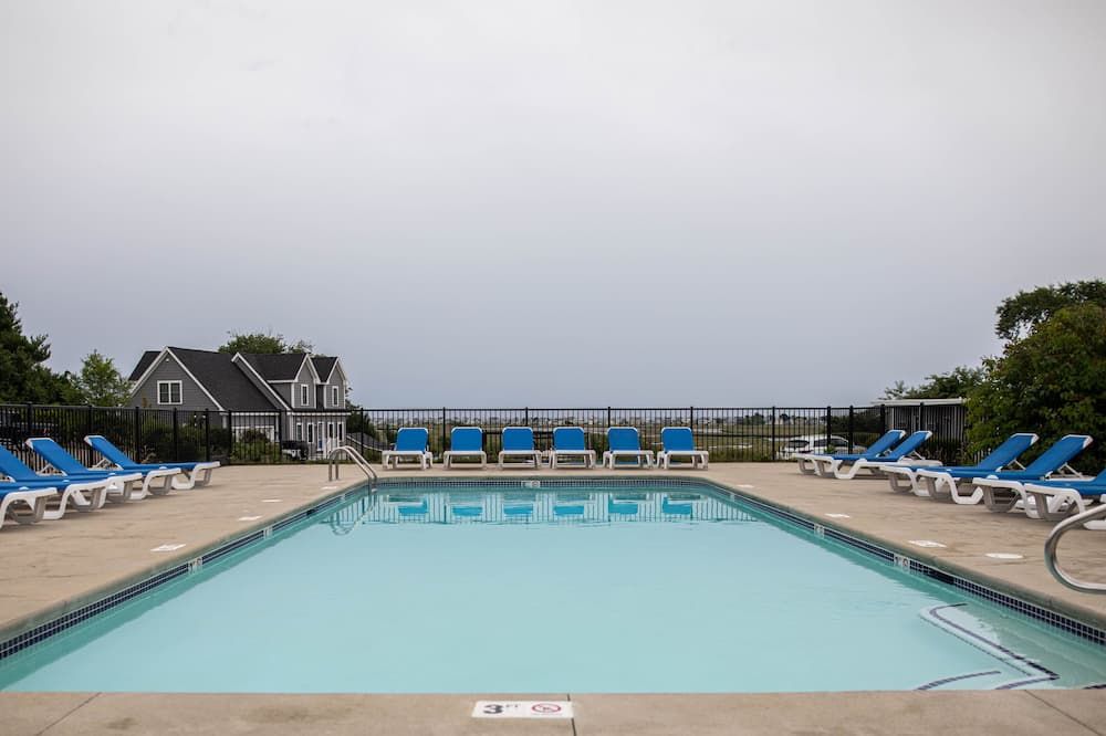 حوض السباحة