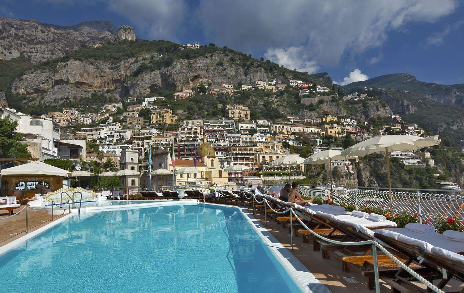 حوض السباحة