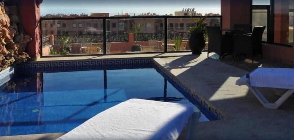 حوض السباحة