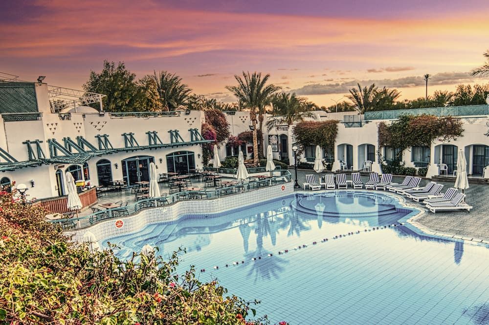 حوض السباحة