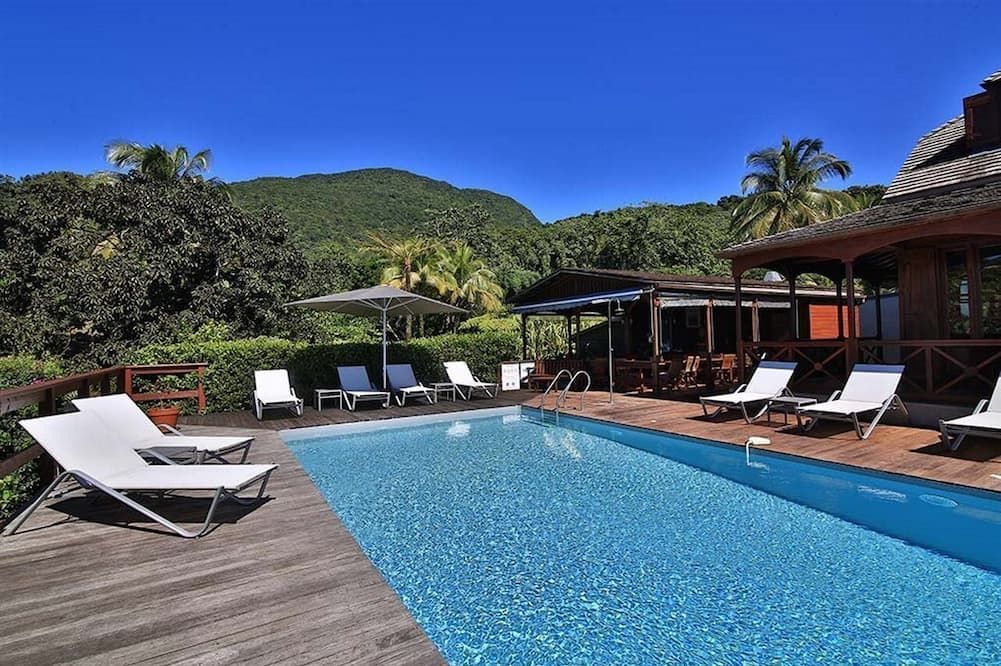 حوض السباحة