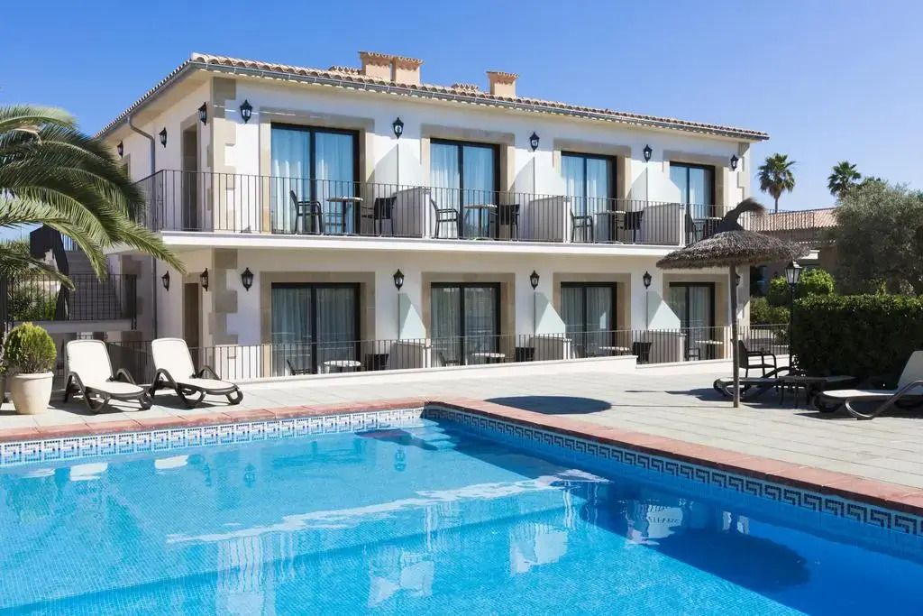 حوض السباحة