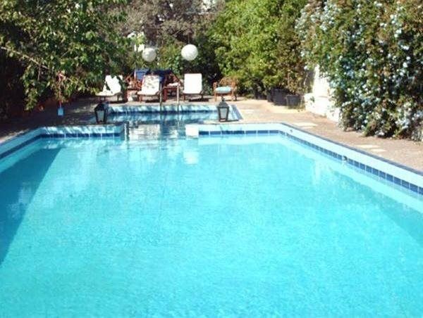 حوض السباحة