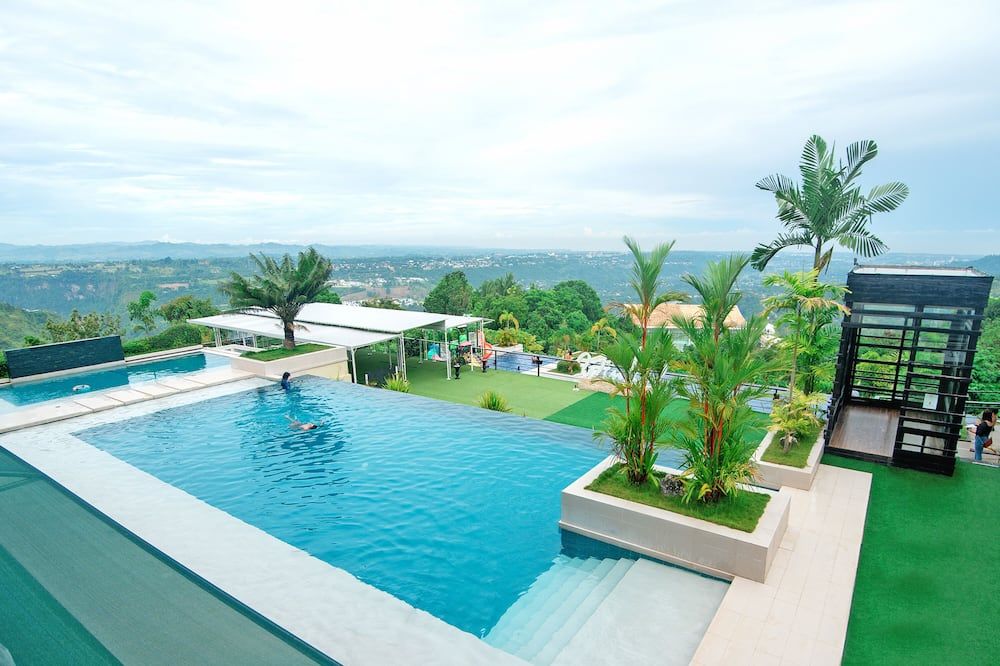 حوض السباحة