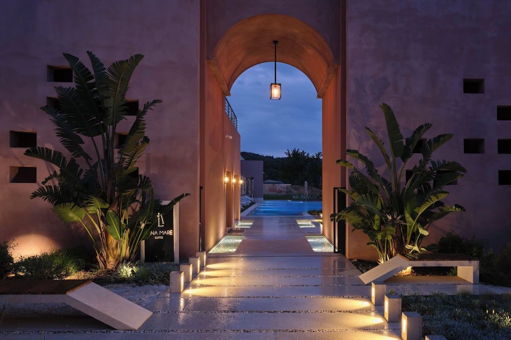 حوض السباحة