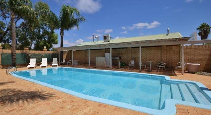 حوض السباحة صورة