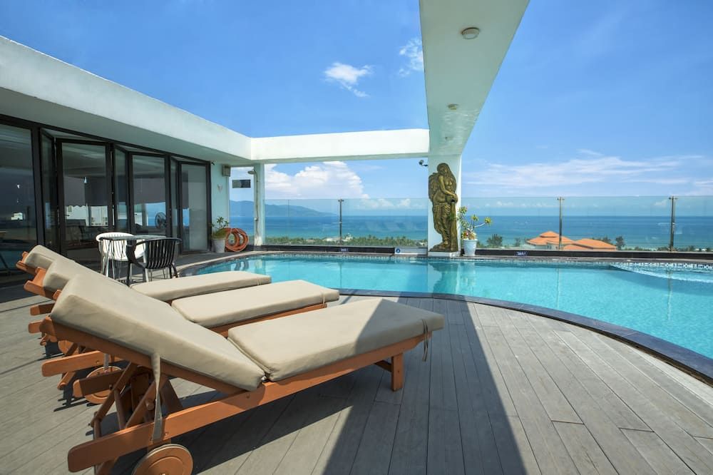 حوض السباحة