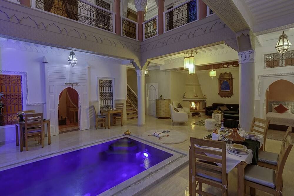 حوض السباحة